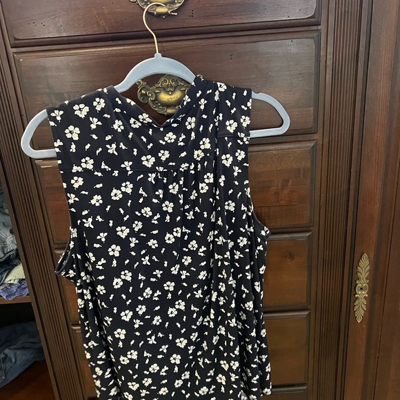 Banana Republic blouse.  XL - Picture 2 of 3